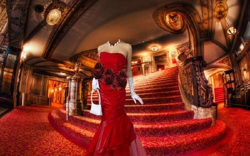  Шаблон для девушек - В театре на лестнице в красном платье 